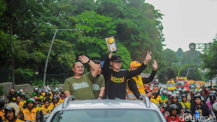 Walkot Bogor Bima Arya mengarak keliling kota Piala Adipura. (Dok Pemkot Bogor)