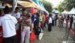 Warga Cilincing Antre Paket Sembako Murah