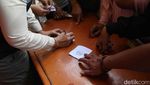 Warga Cilincing Antre Paket Sembako Murah