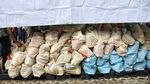 Warga Cilincing Antre Paket Sembako Murah