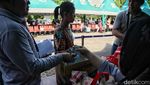 Warga Cilincing Antre Paket Sembako Murah