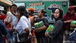 Warga Cilincing Antre Paket Sembako Murah