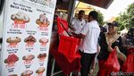 Warga Cilincing Antre Paket Sembako Murah