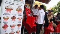 Selain paket sembako, dijual jula daging sapi dan ayam dengan harga miring. 