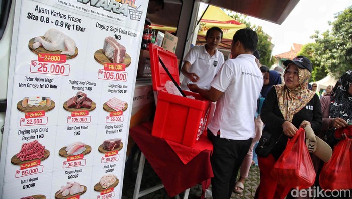 Pasar sembako murah digelar di Kecamatan Cilincing, Jakarta Utara, Rabu (6/5/2024). Warga antre sejak pagi.