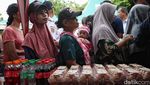 Warga Cilincing Antre Paket Sembako Murah