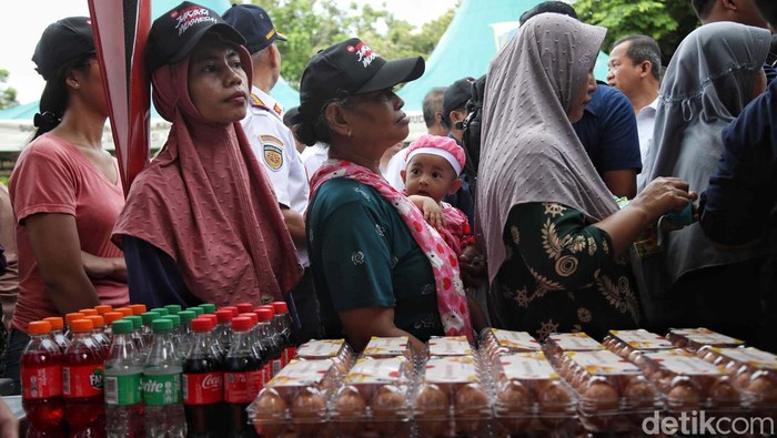 Warga Cilincing Antre Paket Sembako Murah Pasar sembako murah digelar di Kecamatan Cilincing, Jakarta Utara, Rabu (6/5/2024). Warga antre sejak pagi.