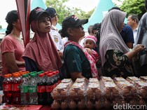 Warga Cilincing Antre Paket Sembako Murah