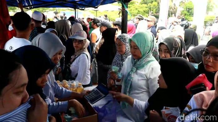 Warga di Palopo berdesakan membeli sembako murah.