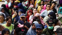 Warga menyemut untuk membeli bahan pokok makanan yang dijual murah.