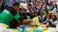 Petugas melayani warga yang membeli beras SPHP saat gerakan pangan murah di halaman Kantor Kelurahan Kereng Bangkirai, Palangka Raya, Kalimantan Tengah, Rabu (6/3/2024).