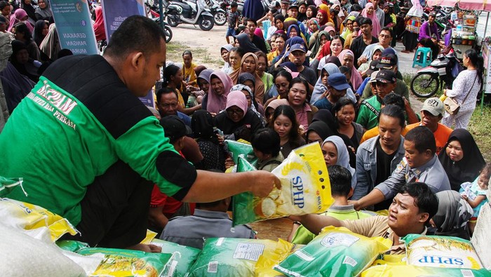 Petugas melayani warga membeli beras SPHP saat gerakan pangan murah di halaman Kantor Kelurahan Kereng Bangkirai, Palangka Raya, Kalimantan Tengah, Rabu (6/3/2024). Pemkot Palangka Raya menggelar operasi pasar gerakan pangan murah yang menjual berbagai bahan pokok makanan sebagai upaya stabilisasi pasokan dan harga pangan menjelang Ramadhan 1445 Hijriah serta membantu warga untuk mencukupi kebutuhan pokok sehari-hari untuk menekan laju angka inflasi.