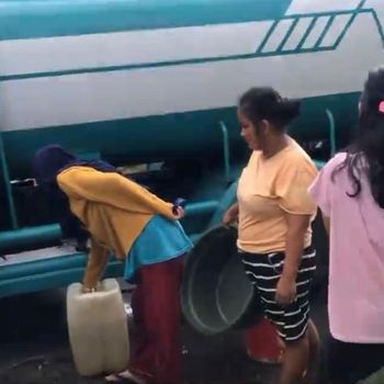 Warga saat mengantre air dari mobil tangki (Foto: Dok Instagram Juwita Anggriani)