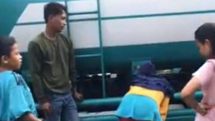 Warga saat mengantre air dari mobil tangki (Foto: Dok Instagram Juwita Anggriani)