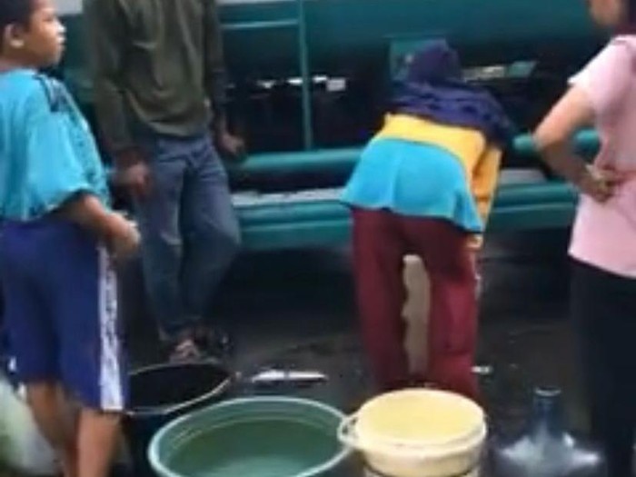 Warga saat mengantre air dari mobil tangki (Foto: Dok Instagram Juwita Anggriani)