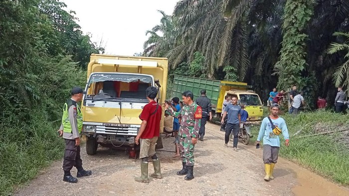 Warga SAD Mentawak, Merangin, blokir jalan pasca anaknya tewad ditabrak truk sawit.