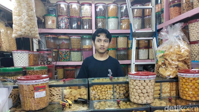 Yadi (23), salah satu penjual kue di Pasar Jatinegara (Astrid/detikcom).