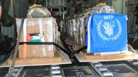 Anggota Angkatan Bersenjata Yordania bersiap untuk menjatuhkan paket bantuan melalui udara di sepanjang pantai Gaza, Selasa (5/3/2024).