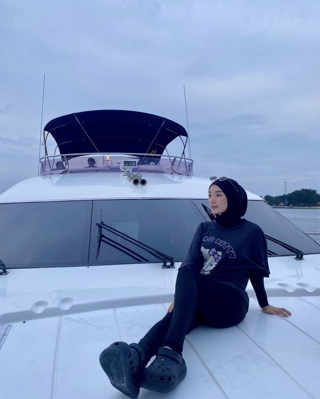 Gaya berbeda ditunjukkan Zaskia Gotix saat liburan ke laut. Ia memilih dress kaos lengan pendek yang diimbangi manset lengan panjang beserta legging hitam. Nuansa hitam bisa membantu menyamarkan bentuk tubuh. Foto: Instagram @zaskia_gotix