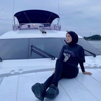 Gaya berbeda ditunjukkan Zaskia Gotix saat liburan ke laut. Ia memilih dress kaos lengan pendek yang diimbangi manset lengan panjang beserta legging hitam. Nuansa hitam bisa membantu menyamarkan bentuk tubuh. Foto: Instagram @zaskia_gotix