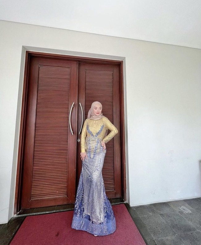 Zaskia Gotix mengenakan kebaya modern lengan panjang saat akan menghadiri acara formal. Penampilannya terlihat anggun dengan riasan natural. Foto: Instagram @zaskia_gotix