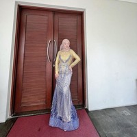 Zaskia Gotix mengenakan kebaya modern lengan panjang saat akan menghadiri acara formal. Penampilannya terlihat anggun dengan riasan natural. Foto: Instagram @zaskia_gotix