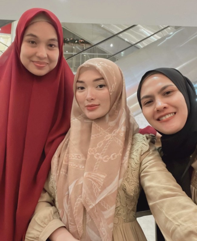 Kali ini Zaskia Gotix memakai kerudung segi empat bermotif yang berpalet bedge. Dalam kesehariannya, ia terlihat jarang menggunakan makeup tebal. Foto: Instagram @zaskia_gotix