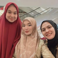 Kali ini Zaskia Gotix memakai kerudung segi empat bermotif yang berpalet bedge. Dalam kesehariannya, ia terlihat jarang menggunakan makeup tebal. Foto: Instagram @zaskia_gotix