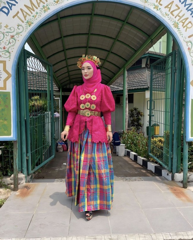 Kemudian potret Zaskia Gotix mengenakan baju adat bernuansa shocking pink saat acara sekolah putrinya. Kerudungnya pun dibuat senada agar tampak matching. Foto: Instagram @zaskia_gotix