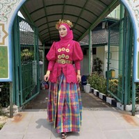 Kemudian potret Zaskia Gotix mengenakan baju adat bernuansa shocking pink saat acara sekolah putrinya. Kerudungnya pun dibuat senada agar tampak matching. Foto: Instagram @zaskia_gotix