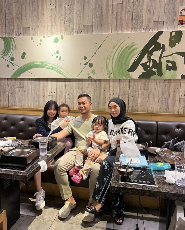 Ini gaya Zaskia Gotix saat memakai baju kasual. Tampak ia senang mengenakan pashmina polos dan riasan natural. Foto: Instagram @zaskia_gotix.