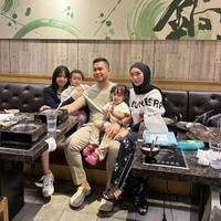 Ini gaya Zaskia Gotix saat memakai baju kasual. Tampak ia senang mengenakan pashmina polos dan riasan natural. Foto: Instagram @zaskia_gotix.