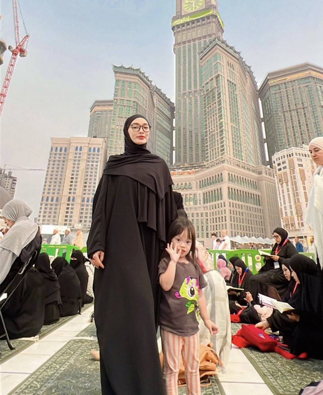 Zaskia Gotix tampak sudah berhijab setelah pergi umrah pada Oktober 2023. Ia terlihat selalu mengenakan jilbab dalam kesehariannya setelah pergi umrah. Foto: Instagram @zaskia_gotix.