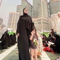 Zaskia Gotix tampak sudah berhijab setelah pergi umrah pada Oktober 2023. Ia terlihat selalu mengenakan jilbab dalam kesehariannya setelah pergi umrah. Foto: Instagram @zaskia_gotix.