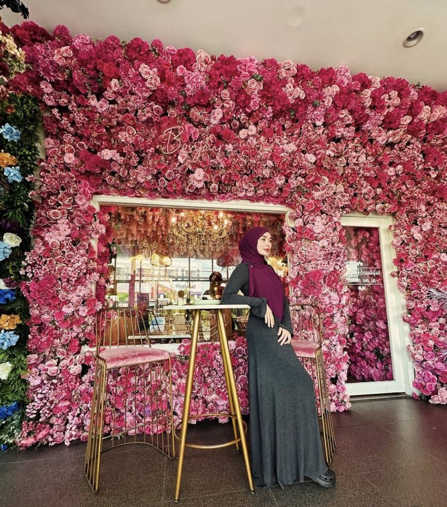 Zaskia Gotix tampil lebih anggun namun kasual saat mengenakan dress panjang bernuansa abu-abu. Ia memadukannya dengan kerudung maroon yang atraktif. Foto: Instagram @zaskia_gotix