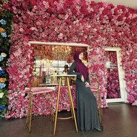 Zaskia Gotix tampil lebih anggun namun kasual saat mengenakan dress panjang bernuansa abu-abu. Ia memadukannya dengan kerudung maroon yang atraktif. Foto: Instagram @zaskia_gotix