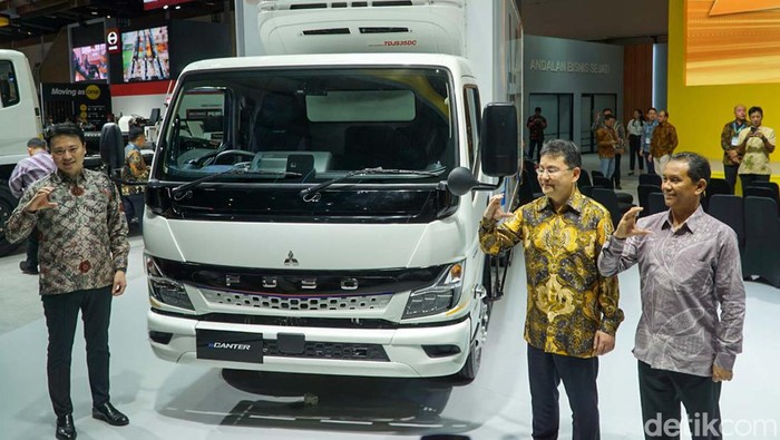 (Ki-ka) Kei Kubota, Sales and Marketing Director PT. Krama Yudha Tiga Berlian Motors, Daisuke Okamoto, President Director PT. KTA, Aji Jaya, Sales and Marketing Director PT. KTB dalam pameran Gaikindo Indonesia Internasional Commercial Vehicle Expo (GIICOMVEC) 2024, Jakarta, Kamis (7/3/2024).