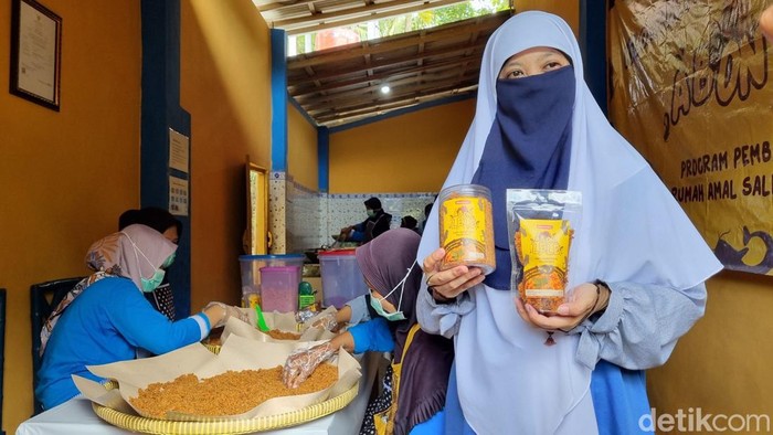 Proses pembuatan abon lele di Srandakan, Bantul, Kamis (7/3/2024).