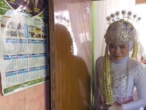 Viral Bikin Sedih, Pengantin Wanita Sungkem ke Ibu yang Sakit