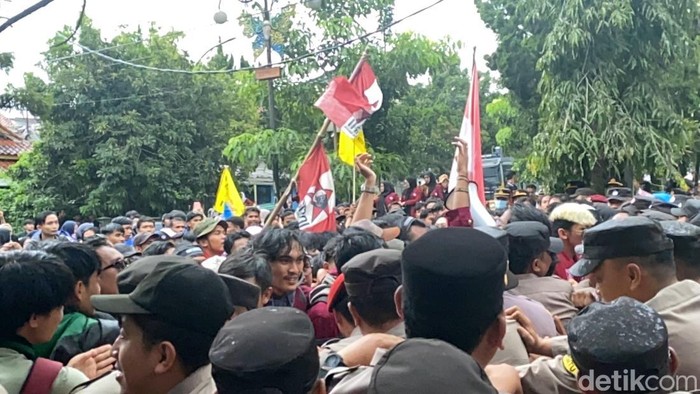 Aksi demonstrasi mahasiswa di DPRD Kota Sukabumi.