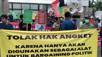Dalam aksinya, mereka menuntut menolak wacana hak angket DPR.