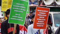 Massa membentangkan berbagai spanduk dan poster.