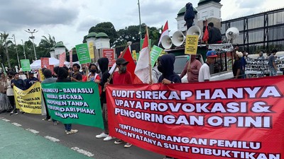 Aksi Tolak Wacana Hak Angket di Gedung DPR