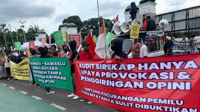 Massa Gerakan Masyarakat dan Pemuda Nusantara (Gempar) berdemo di gedung DPR Jakarta. Mereka menolak wacana hak angket.