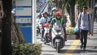 Aksi mereka membuat pejalan kaki terganggu.