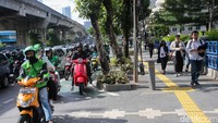 Padahal dalam UU LLAJ diatur bahwa orang yang melakukan perbuatan yang mengakibatkan gangguan pada fungsi Rambu Lalu Lintas, Marka Jalan, Alat Pemberi Isyarat Lalu Lintas, Fasilitas Pejalan Kaki, dan alat pengaman Pengguna Jalan dipidana dengan pidana kurungan paling lama 1 (satu) bulan atau denda paling banyak Rp 250 ribu.