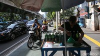 Dalam aturannya, setiap orang yang mengemudikan kendaraan bermotor berkewajiban mengutamakan keselamatan pejalan kaki.