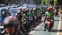 Orang yang mengemudikan kendaraan bermotor dengan tidak mengutamakan keselamatan Pejalan Kaki dapat dipidana dengan pidana kurungan paling lama 2 (dua) bulan atau denda paling banyak Rp500 ribu. Masih mau menerobos trotoar?