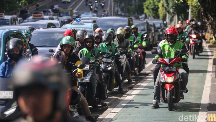 Bandel! Pemotor Masih Serobot Trotoar Pemotor bandel yang menerobos trotoar masih banyak ditemukan di jalan KH Mas Masyur, Jakarta, Kamis (7/3/2024). Padahal sudah ada ancaman pidana dalam Dalam UU LLAJ.