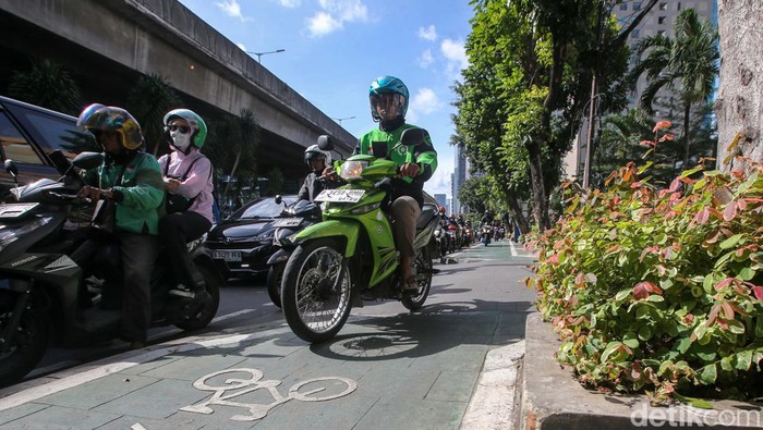 Bandel! Pemotor Masih Serobot Trotoar Pemotor bandel yang menerobos trotoar masih banyak ditemukan di jalan KH Mas Masyur, Jakarta, Kamis (7/3/2024). Padahal sudah ada ancaman pidana dalam Dalam UU LLAJ.